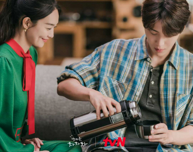 오펜 1기 출신 신하은 작가의 '갯마을 차차차' 한 장면. CJ ENM 제공